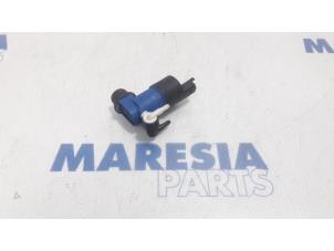 Used Windscreen washer pump Renault Clio IV Estate/Grandtour (7R) 0.9 Energy TCE 12V Price € 10,00 Margin scheme offered by Maresia Parts
