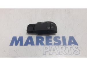 Used Steering wheel mounted radio control Renault Clio IV Estate/Grandtour (7R) 0.9 Energy TCE 12V Price € 15,00 Margin scheme offered by Maresia Parts