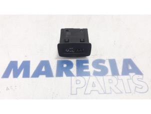 Usagé Connexion USB Renault Scénic III (JZ) 1.5 dCi 110 Prix € 25,00 Règlement à la marge proposé par Maresia Parts