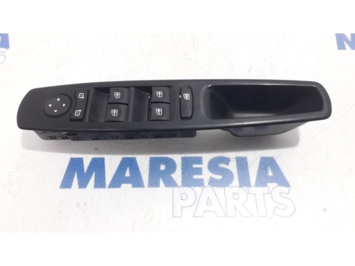 Usados Interruptor combinado de ventanillas Renault Scénic III (JZ) 1.5 dCi 110 Precio € 25,00 Norma de margen ofrecido por Maresia Parts