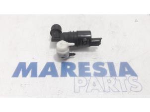Used Windscreen washer pump Peugeot 3008 I (0U/HU) 1.6 16V THP 155 Price € 10,00 Margin scheme offered by Maresia Parts