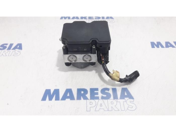 ABS pump from a Renault Clio IV Estate/Grandtour (7R) 0.9 Energy TCE 12V 2015