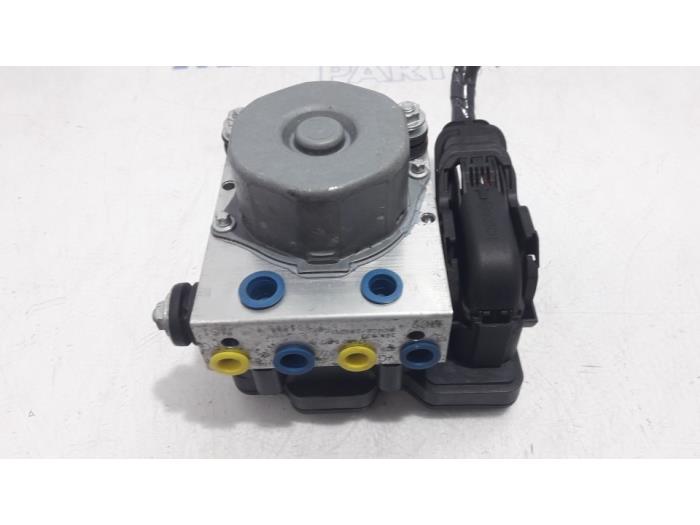 ABS pump from a Renault Clio IV Estate/Grandtour (7R) 0.9 Energy TCE 12V 2015