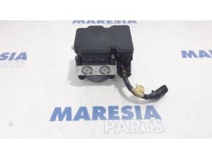 Used ABS pump Renault Clio IV Estate/Grandtour (7R) 0.9 Energy TCE 12V Price € 75,00 Margin scheme offered by Maresia Parts