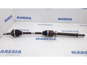 Used Front drive shaft, right Renault Clio IV Estate/Grandtour (7R) 0.9 Energy TCE 12V Price € 60,00 Margin scheme offered by Maresia Parts