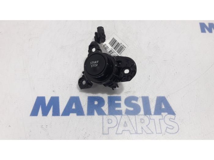 Używane Przelacznik Start/Stop Renault Espace (RFCJ) 1.6 Energy dCi 160 Cena € 40,00 Procedura marży oferowane przez Maresia Parts