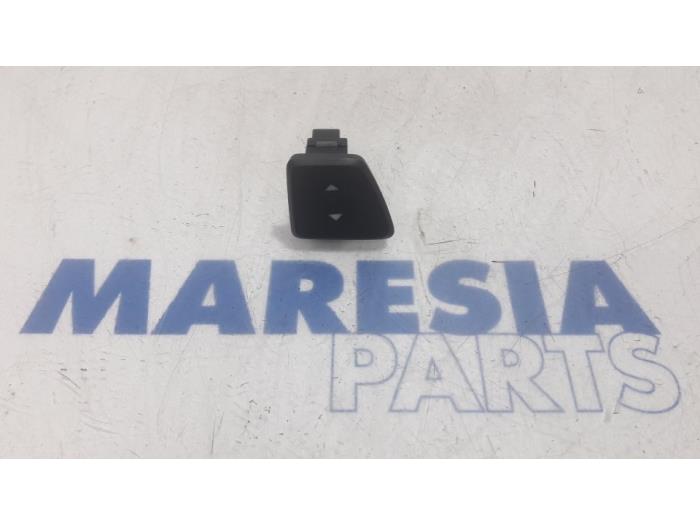 Używane Przelacznik combi okienny Fiat 500 (312) 0.9 TwinAir 85 Cena € 20,00 Procedura marży oferowane przez Maresia Parts