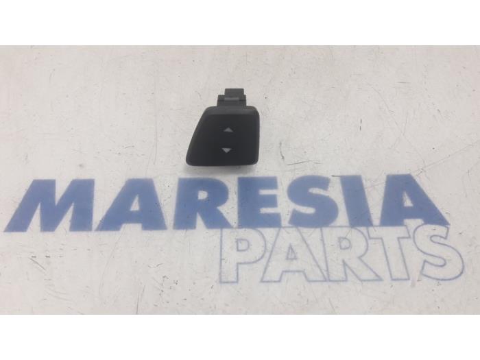 Używane Przelacznik combi okienny Fiat 500 (312) 0.9 TwinAir 85 Cena € 20,00 Procedura marży oferowane przez Maresia Parts