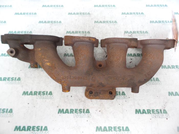 Exhaust manifold from a Renault Vel Satis (BJ) 2.2 dCi 150 16V 2002