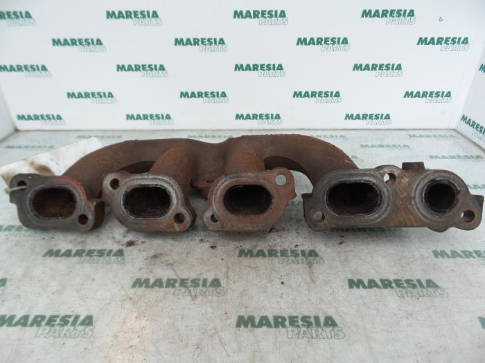 Exhaust manifold from a Renault Vel Satis (BJ) 2.2 dCi 150 16V 2002