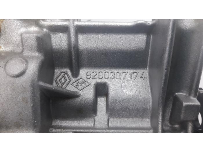 Oil pump from a Renault Grand Scénic III (JZ) 1.5 dCi 110 2012