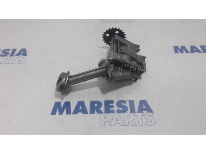 Oil pump from a Renault Grand Scénic III (JZ) 1.5 dCi 110 2012