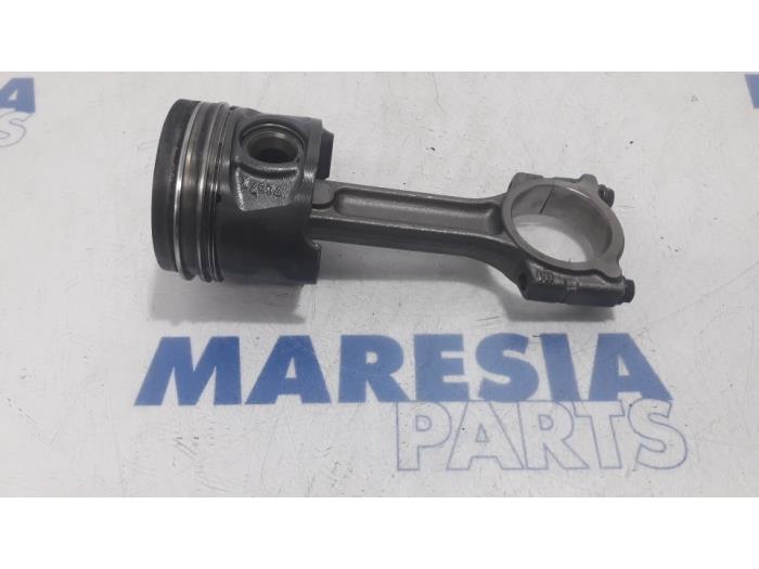 Gebrauchte Kolben Renault Grand Scénic III (JZ) 1.5 dCi 110 Preis € 50,00 Margenregelung angeboten von Maresia Parts