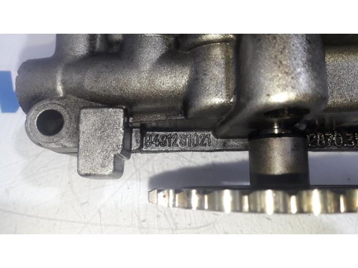 Oil pump from a Peugeot Expert (G9) 2.0 HDi 120 2011