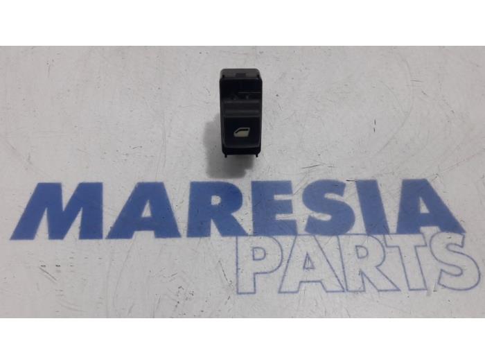 Usados Interruptor combinado de ventanillas Citroen Berlingo 1.6 Hdi 90 Phase 2 Precio € 24,20 IVA incluido ofrecido por Maresia Parts
