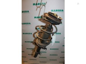 Used Front shock absorber rod, left Renault Laguna II Grandtour (KG) 1.8 16V Price € 40,00 Margin scheme offered by Maresia Parts