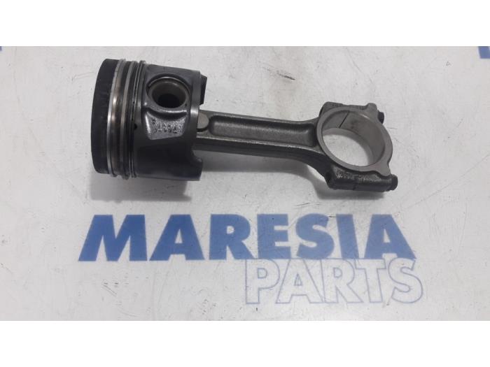 Gebrauchte Kolben Renault Megane III Grandtour (KZ) 1.5 dCi 110 Preis € 65,00 Margenregelung angeboten von Maresia Parts