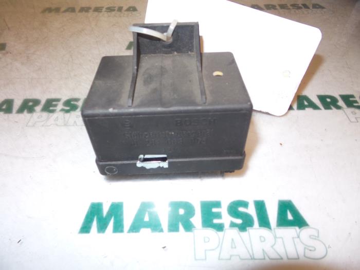 Glow plug relay from a Peugeot 306 (7A/C/S) 1.9 DT 1995