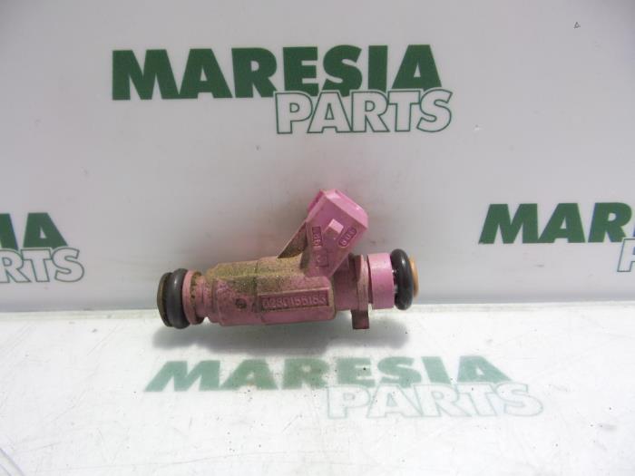 Injector (petrol injection) from a Fiat Idea (350AX) 1.4 16V 2004