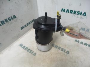Usagé Boîtier de filtre carburant Renault Scénic II (JM) 1.5 dCi 80 Prix € 50,00 Règlement à la marge proposé par Maresia Parts