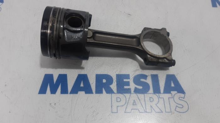 Usagé Piston Renault Megane III Grandtour (KZ) 1.5 dCi 110 Prix € 65,00 Règlement à la marge proposé par Maresia Parts