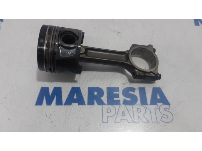 Usagé Piston Renault Megane III Grandtour (KZ) 1.5 dCi 110 Prix € 65,00 Règlement à la marge proposé par Maresia Parts