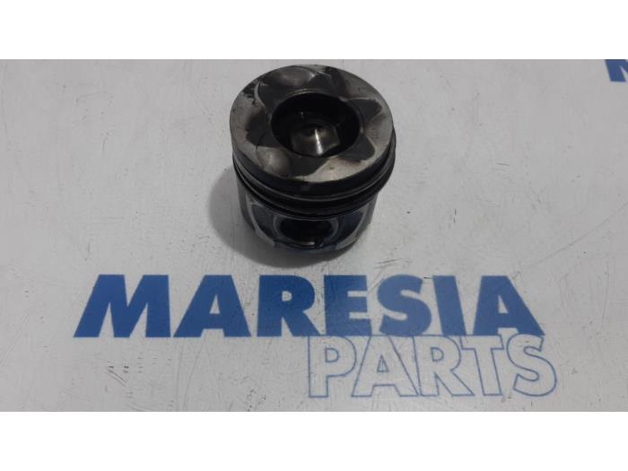 Usagé Piston Renault Clio III (BR/CR) 1.5 dCi 70 Prix € 35,00 Règlement à la marge proposé par Maresia Parts