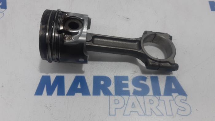 Usagé Piston Renault Clio III (BR/CR) 1.5 dCi 70 Prix € 50,00 Règlement à la marge proposé par Maresia Parts
