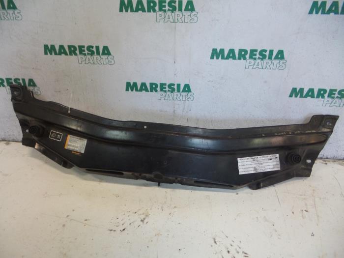 Begagnade Front Lancia Thesis (841) 2.4 JTD 20V Autom. Pris € 105,00 Marginaltabell erbjuds av Maresia Parts