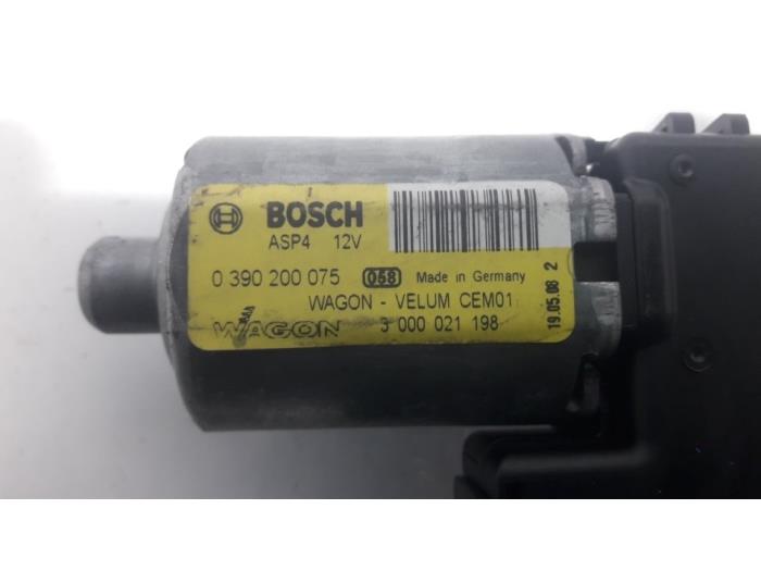 Sunroof motor from a Peugeot 308 SW (4E/H) 1.6 HDi 16V 2009