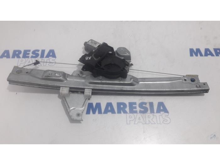 Window mechanism 4-door, front right from a Peugeot 308 SW (4E/H) 1.6 HDi 16V 2009