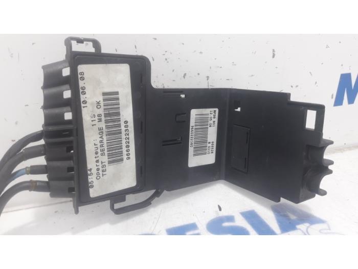 Fuse box from a Peugeot 308 SW (4E/H) 1.6 HDi 16V 2009