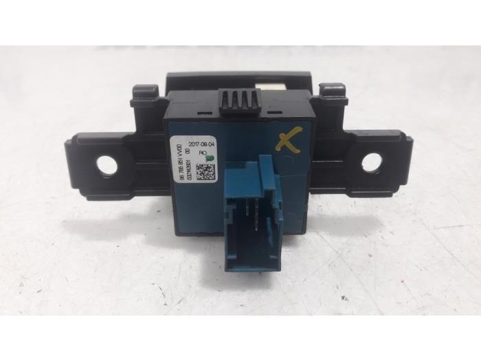 Parking brake switch from a Peugeot 308 (L3/L8/LB/LH/LP) 1.2 12V e-THP PureTech 130 2018