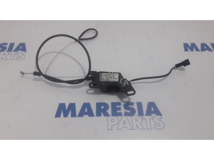 Używane Blokada dachu cabrio Peugeot 307 CC (3B) 2.0 16V Cena € 42,50 Procedura marży oferowane przez Maresia Parts