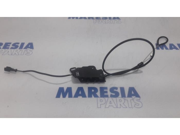 Używane Blokada dachu cabrio Peugeot 307 CC (3B) 2.0 16V Cena € 42,50 Procedura marży oferowane przez Maresia Parts