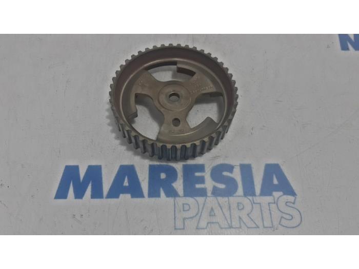 Camshaft sprocket from a Citroën C4 Picasso (3D/3E) 1.6 e-HDi 115 2015