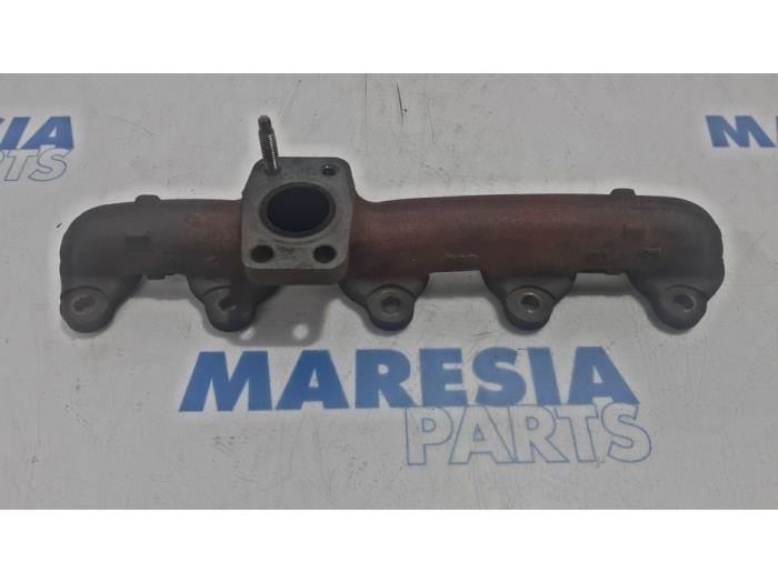 Exhaust manifold from a Citroën C4 Picasso (3D/3E) 1.6 e-HDi 115 2015