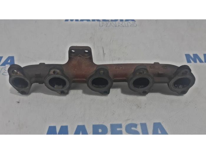 Exhaust manifold from a Citroën C4 Picasso (3D/3E) 1.6 e-HDi 115 2015