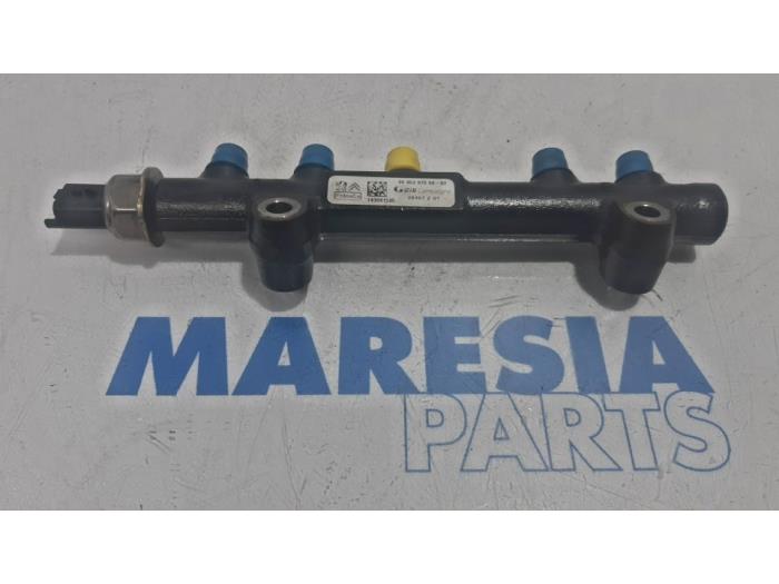 Fuel injector nozzle from a Citroën C4 Picasso (3D/3E) 1.6 e-HDi 115 2015
