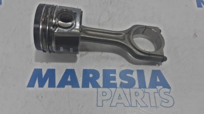 Gebrauchte Kolben Citroen C4 Picasso (3D/3E) 1.6 e-HDi 115 Preis € 60,00 Margenregelung angeboten von Maresia Parts