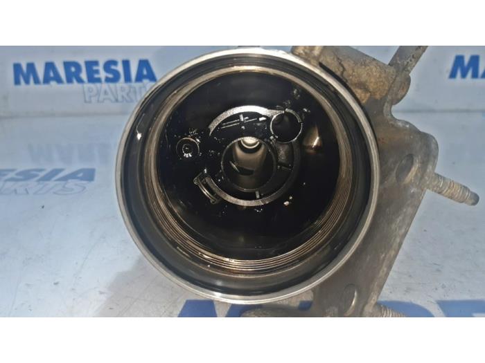 Oil filter holder from a Citroën C4 Picasso (3D/3E) 1.6 e-HDi 115 2015