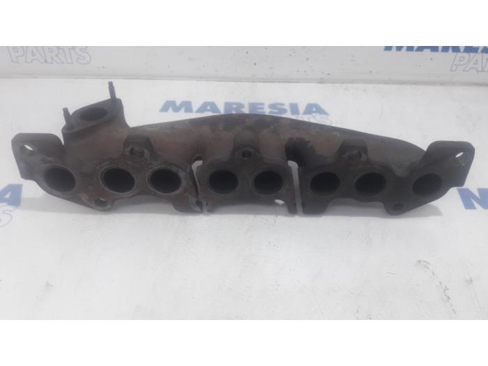 Exhaust manifold from a Peugeot Expert (G9) 2.0 HDi 120 2011