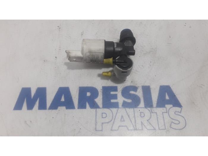 Scheibensprüherpumpe vorne van een Peugeot 308 SW (L4/L9/LC/LJ/LR) 1.6 BlueHDi 120 2015