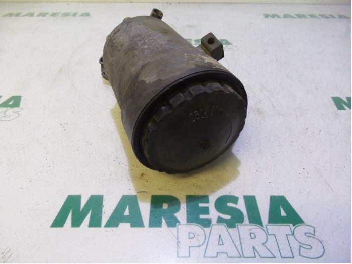 Oil filter housing from a Renault Master III (FD/HD) 2.5 dCi 16V 100 2006