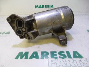 Używane Obudowa filtra oleju Renault Master III (FD/HD) 2.5 dCi 16V 100 Cena € 75,02 Z VAT oferowane przez Maresia Parts