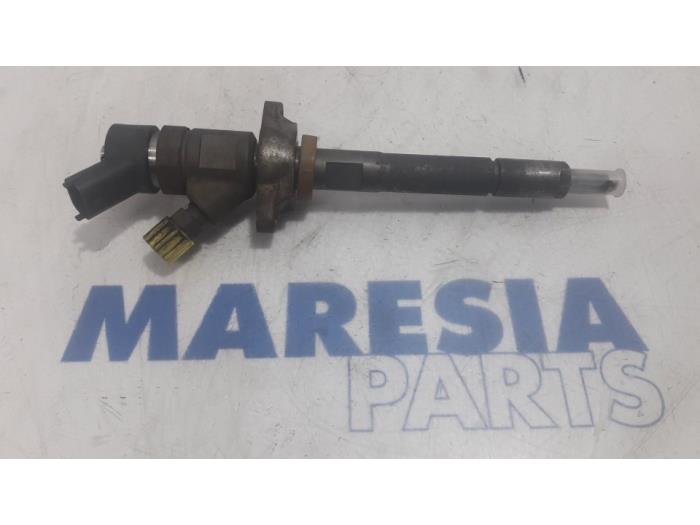 Injector (diesel) from a Peugeot Expert (G9) 1.6 HDi 90 2011