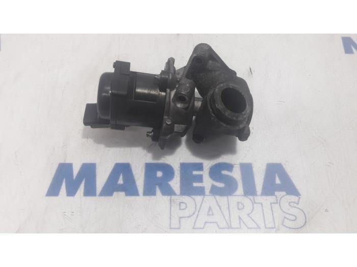 EGR valve from a Peugeot Expert (G9) 1.6 HDi 90 2011