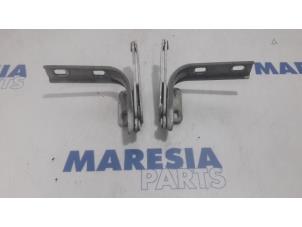 Used Bonnet Hinge Renault Master III (FD/HD) 2.5 dCi 16V Price € 50,00 Margin scheme offered by Maresia Parts