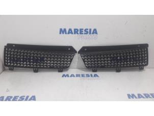 Used Grille Renault Master III (FD/HD) 2.5 dCi 16V Price € 50,00 Margin scheme offered by Maresia Parts