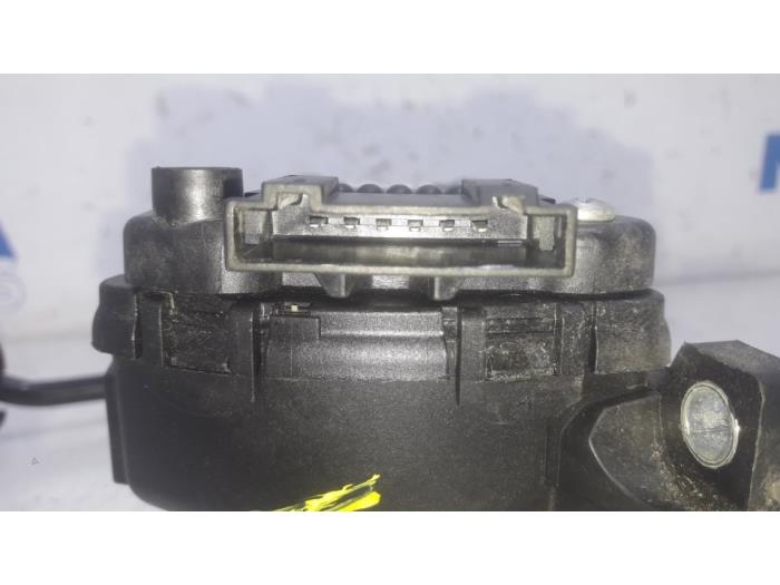 Throttle pedal position sensor from a Renault Trafic New (FL) 2.0 dCi 16V 115 2011